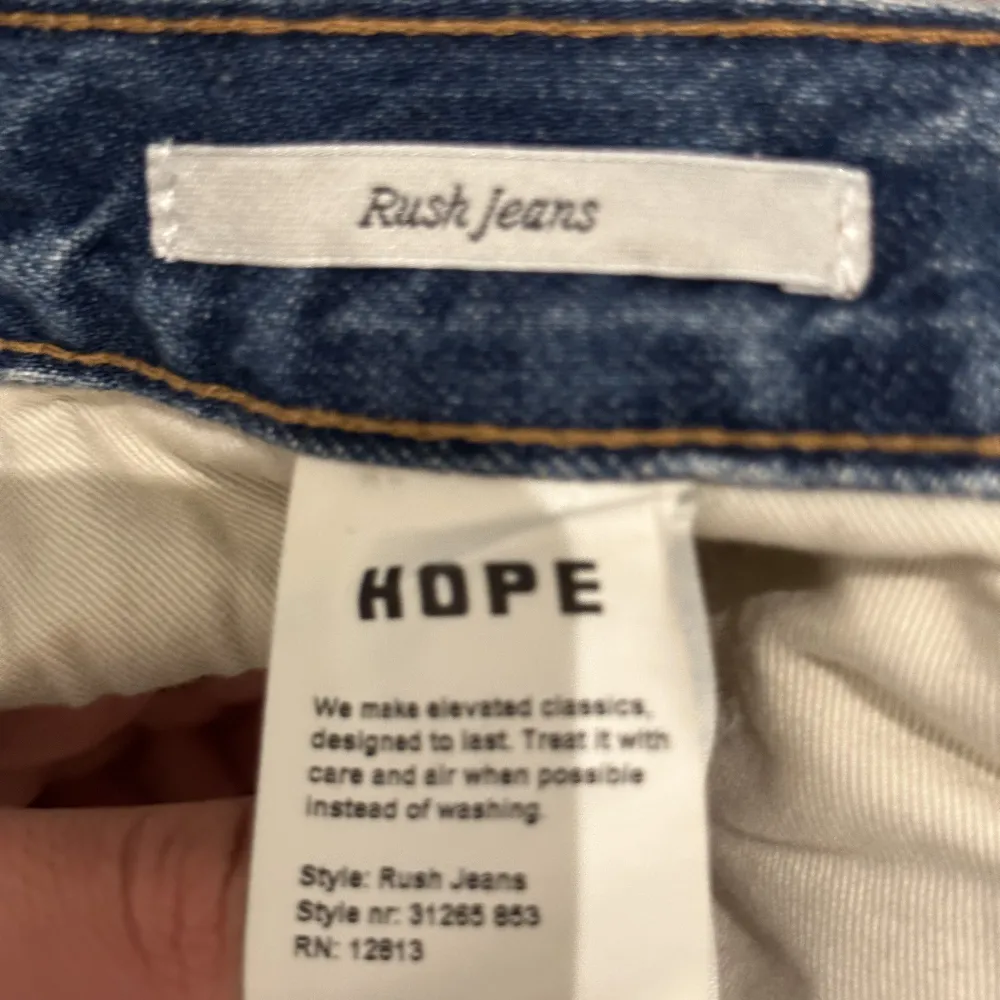 Säljer mina Hope jeans då jag har använt de två gånger köptes för 2400 ish. Storlek 32. Jeans & Byxor.