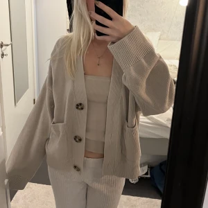 Stickad kofta  - Jättefin stickad kofta från hm 💓