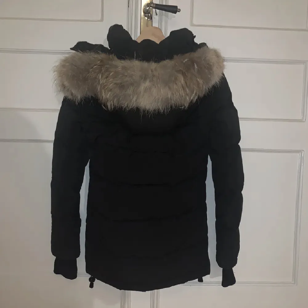 Säljer nu min älskade canada goose jacka som är gamla modellen av chealsea parka avtagbar luva och äkta päls strl xxs skriv för fler frågor och bilder. Pris kan disskuteras vid smidig och snabb affär. Jackor.