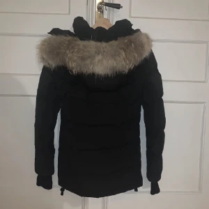 Canada goose jacka - Säljer nu min älskade canada goose jacka som är gamla modellen av chealsea parka avtagbar luva och äkta päls strl xxs skriv för fler frågor och bilder. Pris kan disskuteras vid smidig och snabb affär