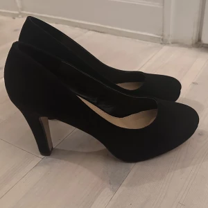 Pumps - Helt NYA  - Helt nya svarta pumps i mocka säljes - aldrig använda 