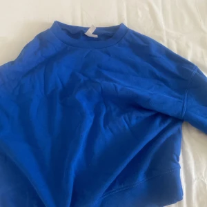 Blå tjock tröja  - Blå ganska tjock tröja från hm