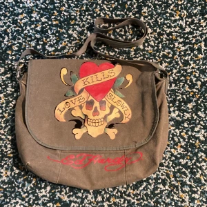 Ed hardy väska - vet inte om den är äkta men sjukt fet, dator etc får plats i den