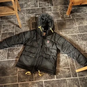 Fjällrävenjacka  - Helt ny Fjällrävenjacka dam ”expedition down lite jacket w” i stl s. Säljs pågrund av för stor för mig. Frakt är inräknat i priset!☺️