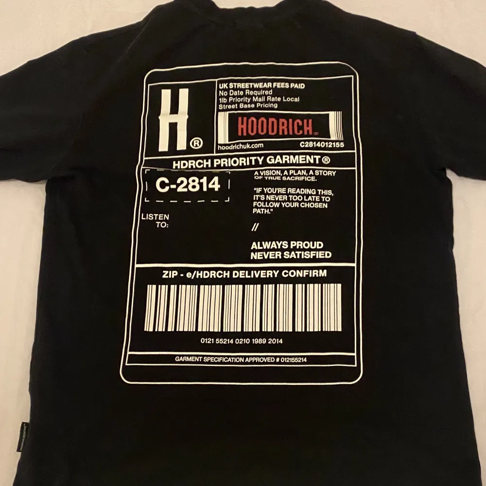 Säljer min Hoodrich T-Shirt i storlek M, inga defekter på varan. T-shirts.