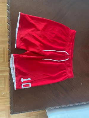 Shorts  - Röda träningsshorts. Använd fåtalet gånger