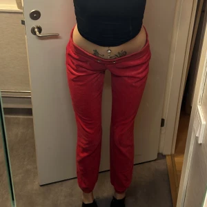 Mjukisbyxor - Röda velour byxor från cubus. Har även koftan i samma färg separat bland mina första annonser. Säljer även som ett set