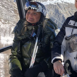 Grön dunjacka - En mörkgrön jacka från Tommy Hilfiger i en kortare modell. Använd 3 gånger och i ett skick som en ny. Köpte denna jacka för 3500kr. Har egentligen storleken xs/s men denna jacka passar mig bra och den är i storlek xxs. Jätte snygg jacka!!