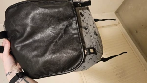 Game of thrones-väska - Game Of Thrones-väska. Köpt på Gamestop för några år sedan. Använd men i bra skick! Laptop-ficka innuti 