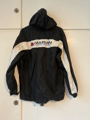 Svart vindjacka - Svart prasseljacka/vindjacka. Köpt secondhand. Herrstorlek M ungefär. 