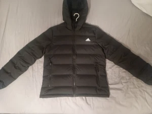 Adidas jacka - Adidas vinterjacka som är ca ny. Bra skick och inga skador. En dunjacka som håller dig varm. Köpt från Adidas butiken i Barkarby. Säljer jackan för mindre än hälften av det orginala priset(1400kr)! Våga dm:a för prisförslag eller ytterliggare information!