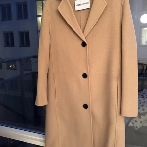 Kamelfärgad beige höstkappa Stand Studio oanvänd - Jättefin höstkappa från Stand Studio! Använd endast 1-2 gånger. 