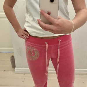 Juicy Coutore - Säljer mina älskade juicy couture byxor som tyvärr blivit för små. Super fin färg och sparsamt använda. De är lite små i storleken!💗💗kontakta gärna för frågor, pris kan diskuteras!