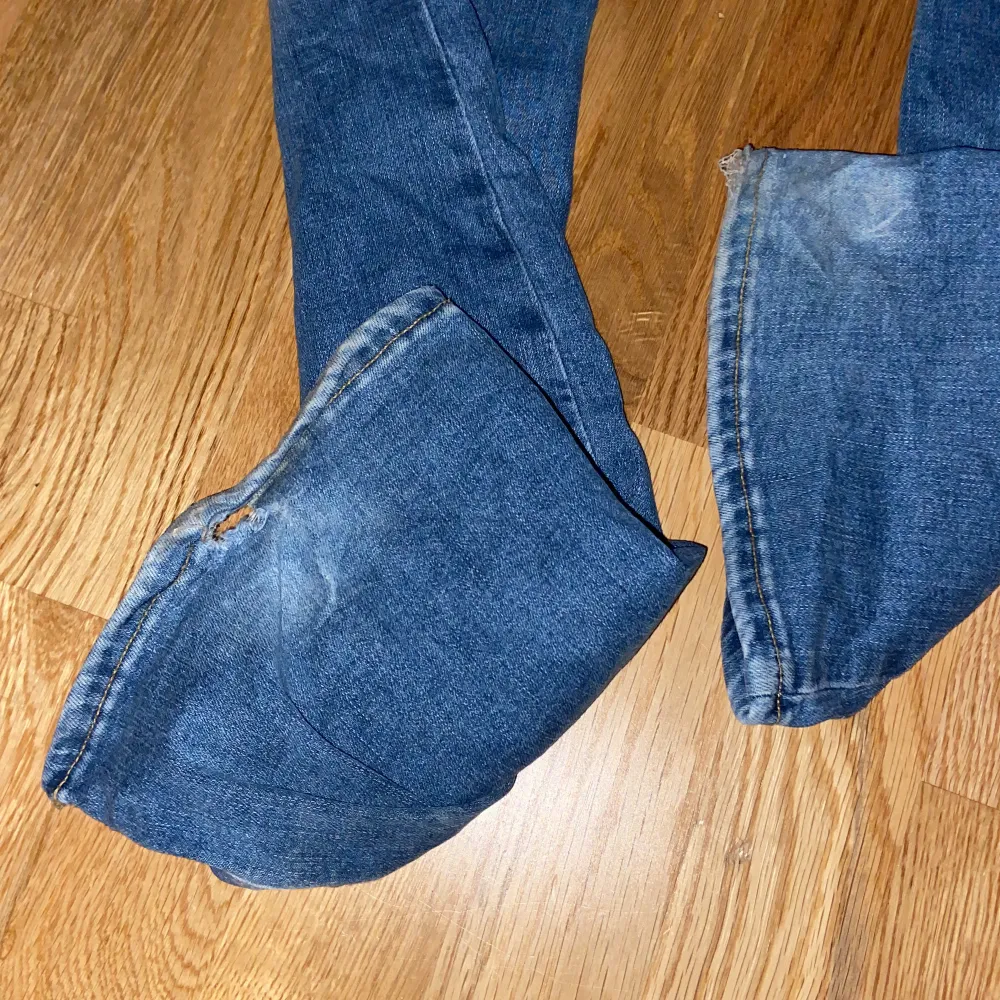Säljer lågmidjade jeans från only tall då de inte passar längre lite slitningar längst ner på benen. Väldigt långa  Nypris är 550. Jeans & Byxor.
