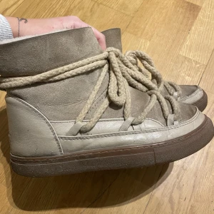 Inuikii  - Säljer dessa såå snygga inuikiis! Går att tvätta dom så de ser ut som nya! Storlek 39, ny pris 3099kr