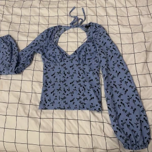 Topp - Långärmad topp från Gina Tricot i storlek XS. har använt den ett fåtal gånger så den är i väldigt bra skick.  Har en knytning i nacken med öppen rygg 💙