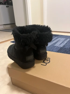 UGG mini  - Nypris 2500