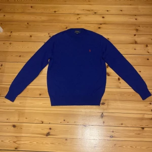 Polo Ralph lauren tröja - En mycket fin tröja/kofta från polo Ralph lauren. Mycket fint skick med inga synliga defekter. Storlek S men funkar till både M och Xs