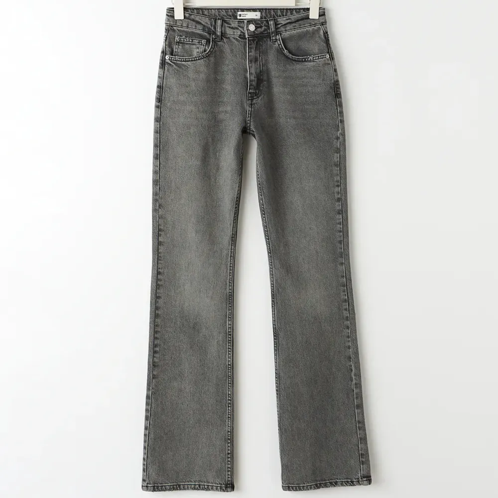 Säljer dessa gråa jeans från gina då dom är försmå, sällan använda, ny pris 500. Jeans & Byxor.
