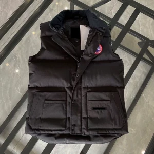 canada goose väst - Svart canada goose väst grym kopia! Adda insta för köp.