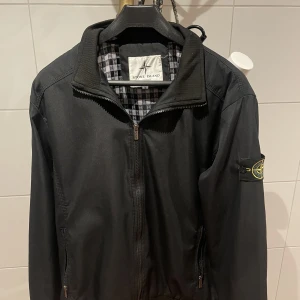 Stone island jacka - Tjena, säljer denna Stone island jackan i storlek M, bra skick knappt använd en vinter
