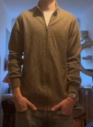 Kashmir zip - Säljer denna sjukt sköna Kashmir zipen från Lawrence Grey. I princip omöjligt att få tag på längre. Köptes för 3000. Skicket är som nytt, skriv för fler bilder på de. Storlek M men skulle säga att den funkar på dem flesta med S som mig själv.