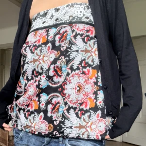 Topp - INTRESSEKOLL!!!!  Skitcool bandeutopp / kjol! Går med hjälp av knappar att ändra i storlek så den passar alla:D går att vända på och byta färger (som syns på bilderna) vid frågor eller om ni önskar fler bilder är det bara att höra av er💥