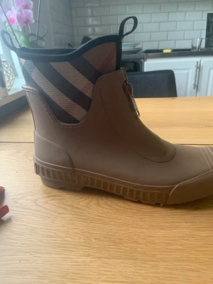 Gummistövlar burberry  - I gott skick