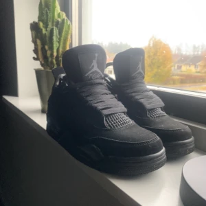 Jordan 4 black cats  - Säljer då mina black cats som har används två gånger det kommer med skoblock påsen och boxen och skorna är i storlek 40 och passar riktigt bra. Kan tänka mig byte mot nått.