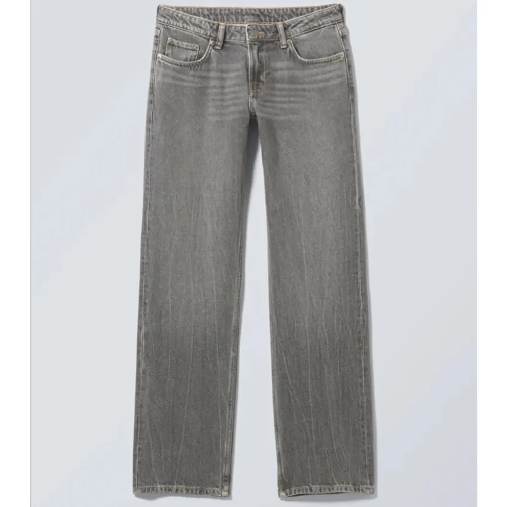 Jättefina grå jeans från Weekday som är använda men utan defekter och i bra skick!👖 . Jeans & Byxor.