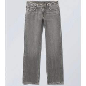 Jättefina grå jeans från Weekday som är använda men utan defekter och i bra skick!👖 