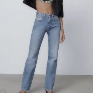 Mid Rise jeans zara - Fina mid rise jeans från Sara, i storlek 38 men passar mig som har 36 då den är mindre i storlek💗bra skick!! Just nu fri frakt!