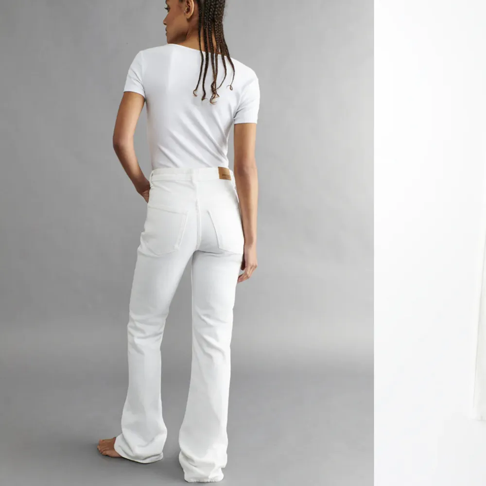 Vita flare jeans från gina, endast använda en gång, storlek 38 men rätt små i storleken. Jeans & Byxor.