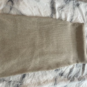 Lång stickad kjol - Säljer denna super fina stickade kjolen som är perfekt på hösten. Använd 1-2ggr. Den går lite längre ner än till knäna på mig som är 155-160 cm lång. Den går förstås att vika upp vid midjan. Kontakta för fler bilder eller frågor.🩷 pris kan diskuteras 