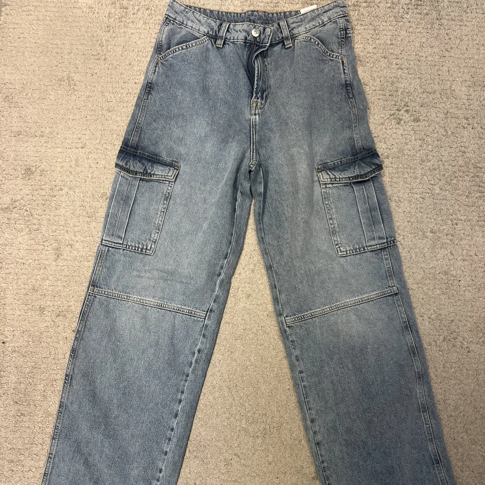 Cargo pants loose storlek 38 Sitter fint på kroppen och fint material Knappt använd. Jeans & Byxor.