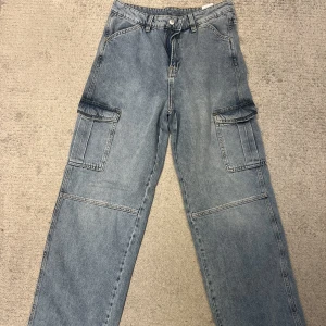 Cargo pants denim - Cargo pants loose storlek 38 Sitter fint på kroppen och fint material Knappt använd