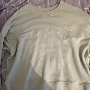 Sweater  - Jätte fin sweatshirt i ljusgrönt med en liten text på framsidan🌟 använt kanske en gång, så är i mycket bra skick💞 vid frågor besvarar jag gärna dom privat💘