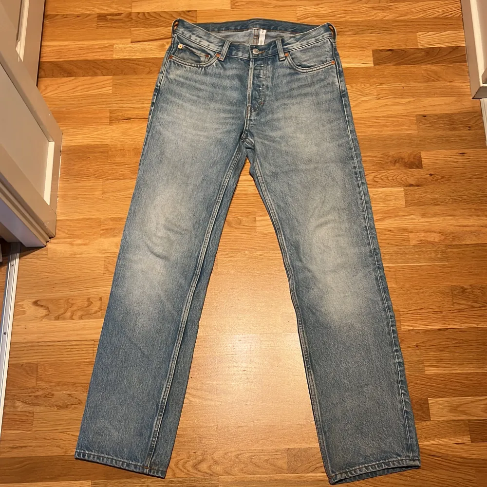 Fina jeans från weekday i modellen ”klean” som inte kommer till andvänding längre. Endast andvänts ett fåtal gånger. Pris kan diskuteras . Jeans & Byxor.