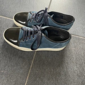 Lanvin - Tjena, säljer nu dessa feta lanvins i en unik blå färg. skick 8/10 använda men inte så att det syns mycket, storlek 40 fits 42/43, går med på byte mot valentino flycrew.