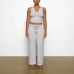 Skims lounge pants - Supersköna och fina mjukisbyxor från Skims som tyvärr är lite för korta för mig. Aldrig använda! 