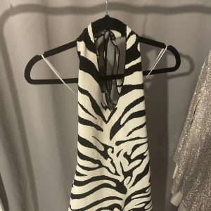 Klänning zebra mönster - Super fin klänningen, aldrig använd, köpt på Gina ❤️