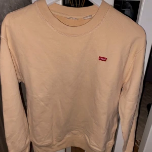Peach färgad sweatshirt - Aldrig använd Levis tröja.  10/10 skick.✨ 