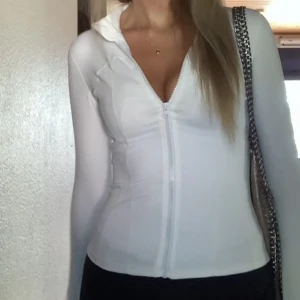 Vit zipup tröja  - Köpt på Plick så vet ej vart ifrån ❤️har sen liten fläck men inte alls synlig kan skicka bild om ni skriver privat ❤️pris kan diskuteras 