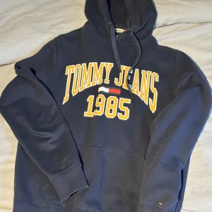 Tommy Jeans Hoodie  - I bra använt skick 7/10  Storlek M sitter mer som S