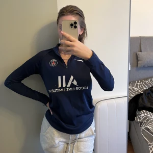 Psg tröja - Hejhej! Säljer denna tröjan som har använts max 2-3 gånger. Tröjan är stolek 152 i barnstorlek och passar mig som har XS-S vanligtvis❤️🌸