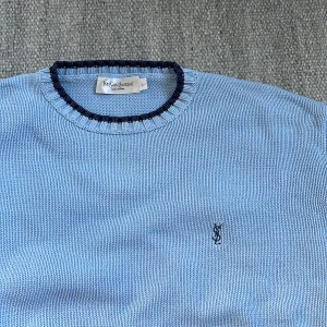 Ysl stickad tröja  - Feeeet ysl knitwear i size L vädligt sällsynt färg! Passar m också, modell är 186 på sista bilden! 