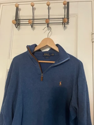 Ralph lauren half zip - Riktig skön och snygg half zip från Ralph lauren! 9/10 skick Storlek M