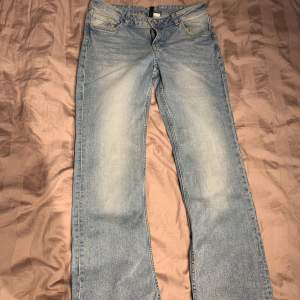 Snygga, lågmidjade jeans i bootcut modell från HM. Enbart testade så i mycket fint skick, säljer enbart då de tyvärr inte passade mig. 