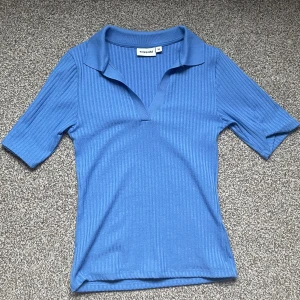 t-shirt - jätte söt t-shirt i en blå färg som inte används längre🫶🏻