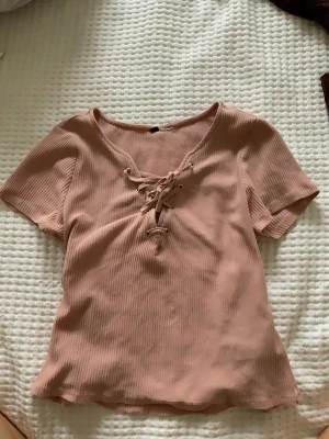 Ljusrosa topp - Ljusrosa croptop som man knyter vid bysten. Super söt och i topp skick. Står ej märke men passar som en S.  